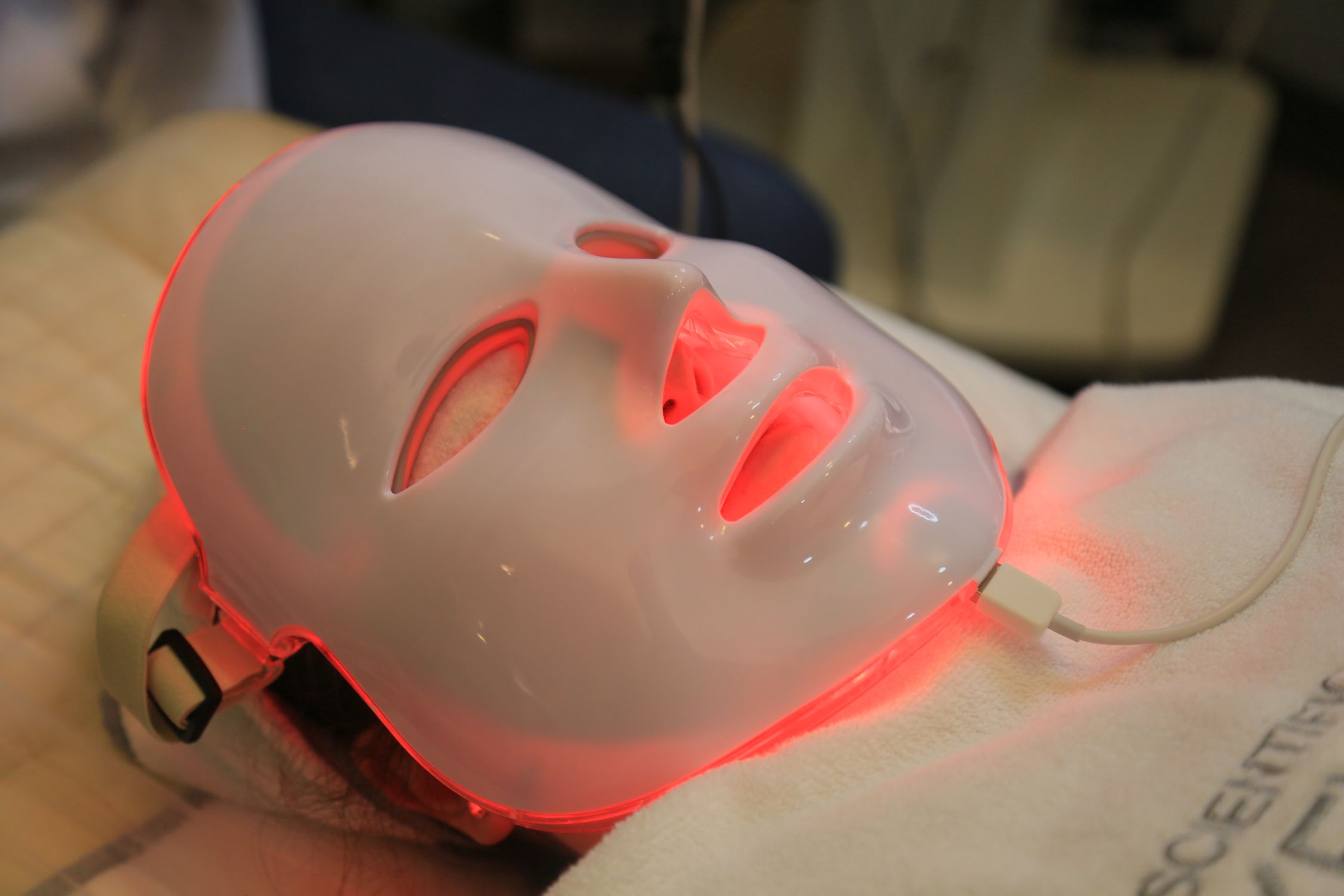 Red light therapy LED face mask treatment - PeakForm